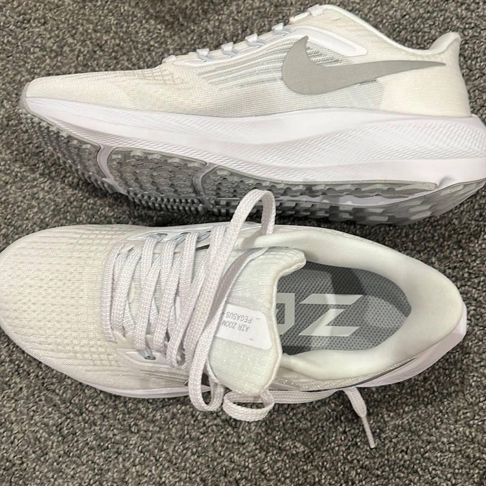 women’s white nike air zoom pegasus 39 size 5.5